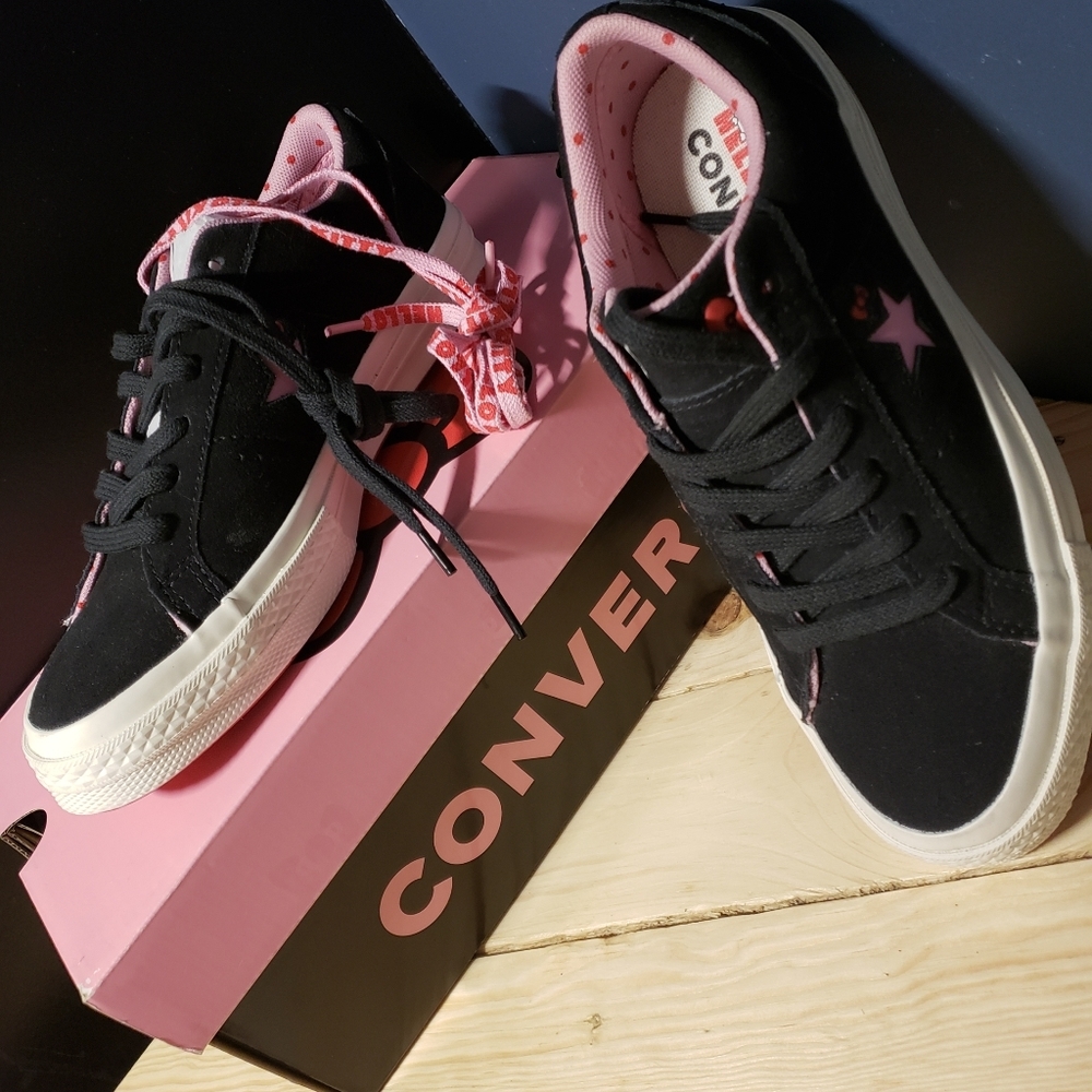 Hello Kitty Converse
